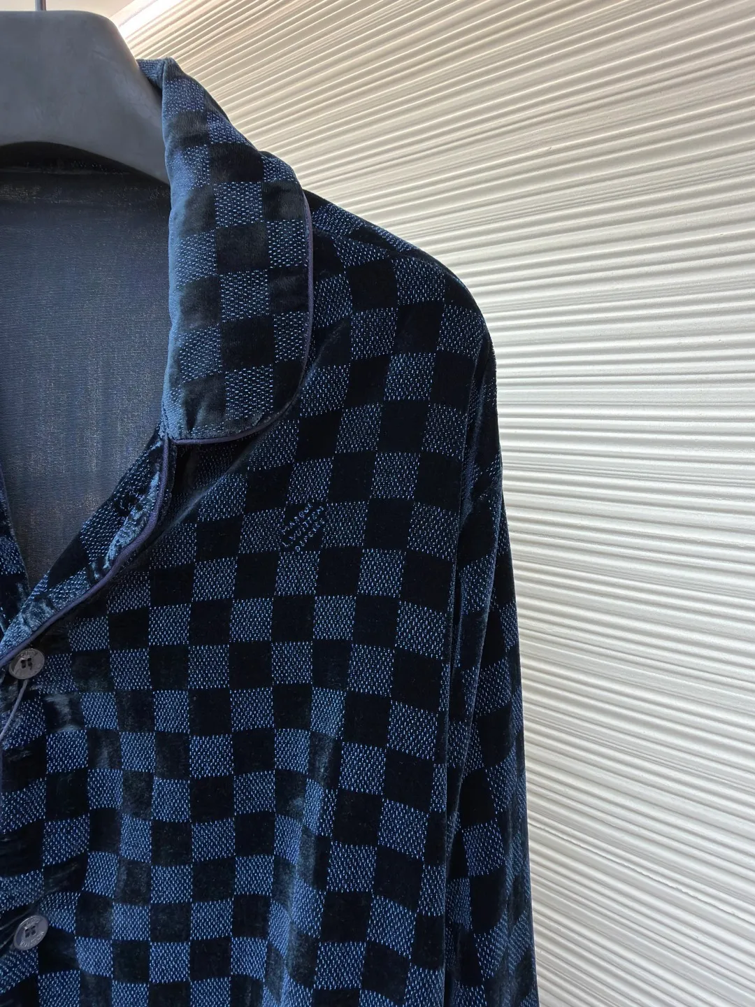 LOUIS VUITTON velvet checkerboard printed shirt ●Original version: purchased and developed for 17700 ●Item number: 1681273-B70 ●Fabric: rayon blended velvet fabric ●Technology: printing production ●Color: blue and black plaid ●Version: fitted version ●Weight: about 345 grams ●Size: XS-S-M-L ●Description: Made of nylon + rayon blended velvet fabric, scanned the Y pattern to make the pattern, using a mechanical mesh of 120 mesh, a large round mesh, the slurry is mixed with powder slurry + glue, and the finished cloth is washed in a rope shape to remove the surface prints The flower paste material and the flower position of the cutting pieces are cut with positioning flowers. All single pieces are cut from the rough pattern and manually re-arranged to correct the flower position. The door cuffs are made of rayon satin wrapped with a 0.1cm wide cotton core and are matched with hand-stitched hardware buttons with glossy finish. The overall routing is straight and delicate, the fabric is comfortable and soft, the color is consistent and there is no color difference, it can be matched with the same style to create a fashionable look, and can be used in various occasions, customized accessories, complete with three standards, the same style for men and women!